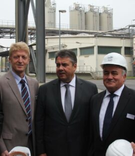 Bundestagsabgeordneter Burkhard Lischka, Bürgermeisterkandidat Torsten Reinharz, Bundeswirtschaftsminister Sigmar Gabriel, Bürgermeister Jens Strube und Landrat Markus Bauer