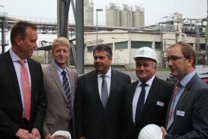 Bundestagsabgeordneter Burkhard Lischka, Bürgermeisterkandidat Torsten Reinharz, Bundeswirtschaftsminister Sigmar Gabriel, Bürgermeister Jens Strube und Landrat Markus Bauer